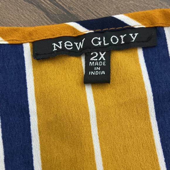 New Glory ButtonDown blouse (2X) - Picture 2 of 3